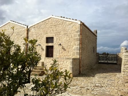 Antico baglio con piscina a Modica