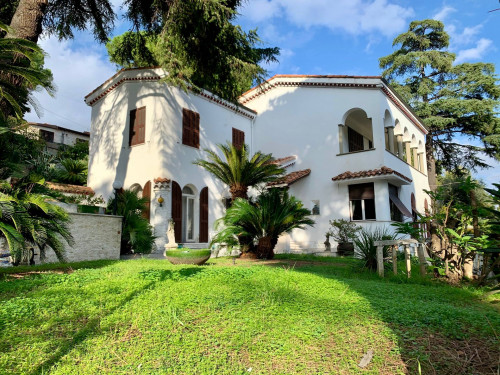 Villa zu verkaufen in Sanremo, 1,2 km vom Zen...