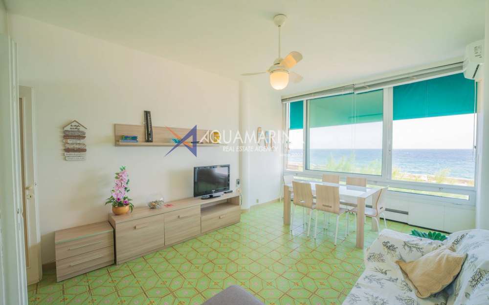 Sanremo, beachfront apartment - foto 1