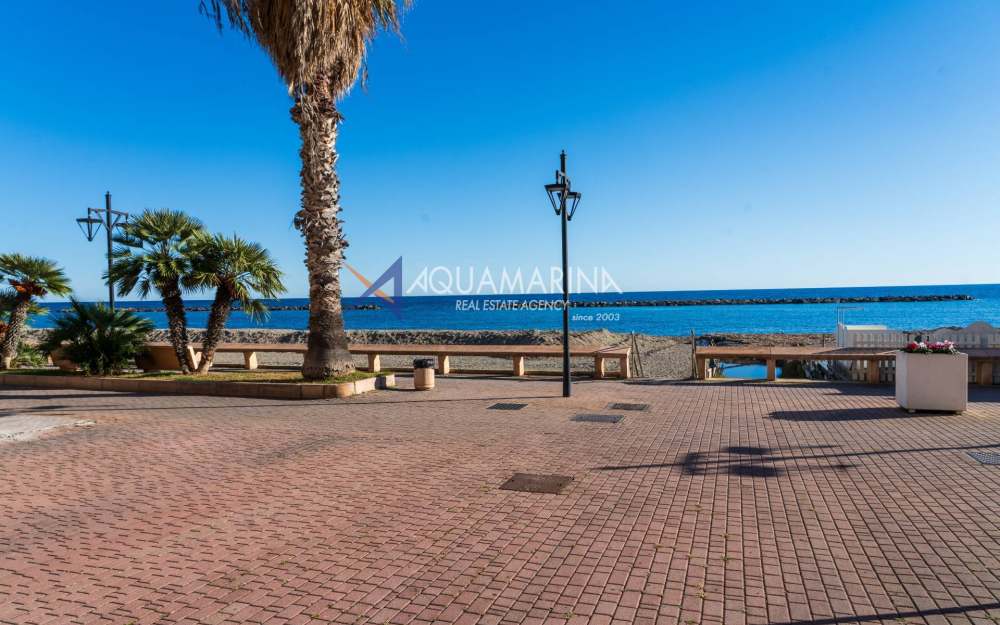 San Bartolomeo al Mare apartment directly on the sea - foto 1
