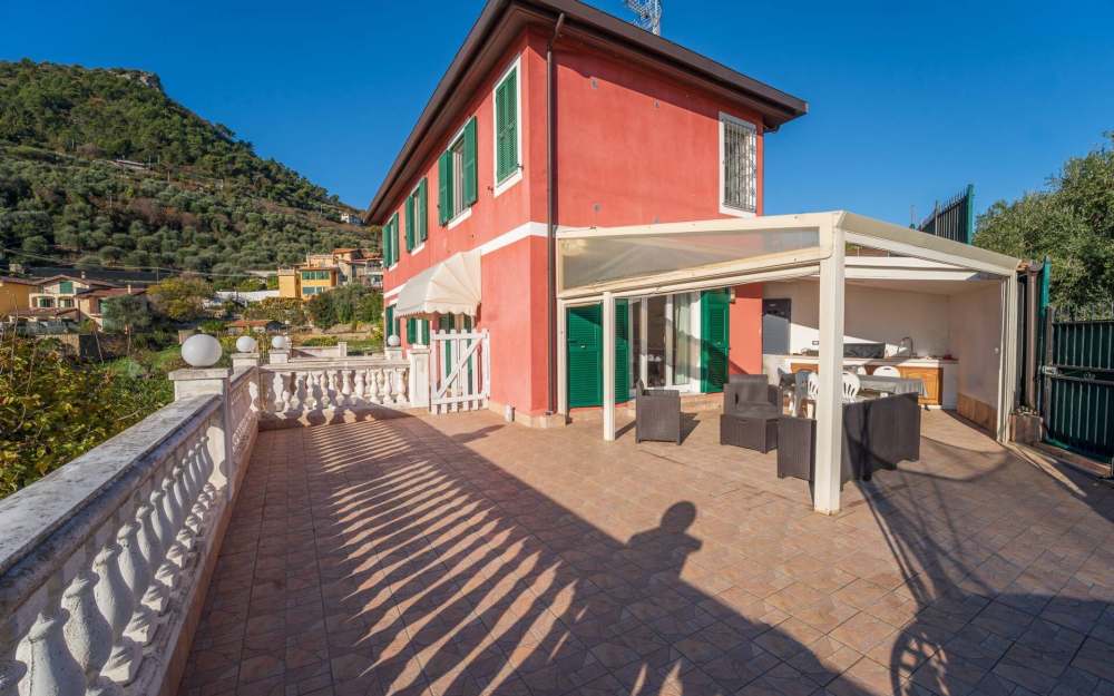 Ventimiglia, spacious villa for sale - foto 1