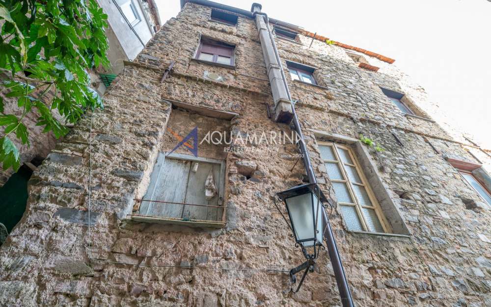 Ceriana, accommodation to be renovated with warehouse and land - foto 1