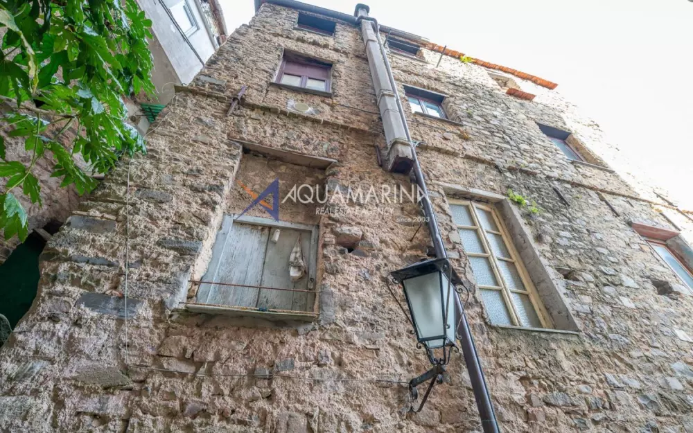Ceriana, alloggio da ristrutturare con magazzino e terreni - foto 1