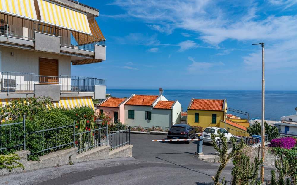 One-Bedroom Apartment with Large Terrace in Santo Stefano al Mare - foto 1