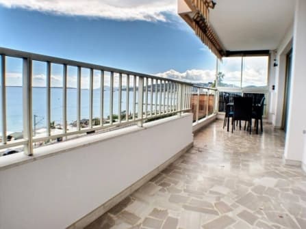 Sea front apartment for sale in Juan les Pins