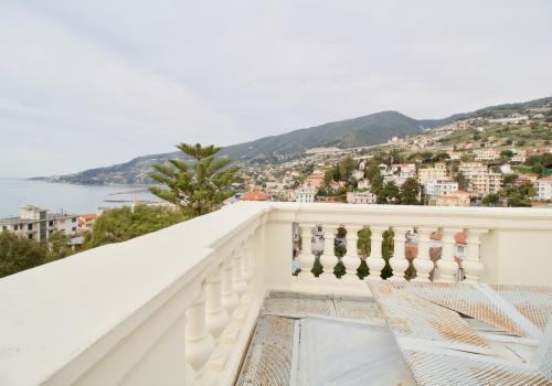 Top Floor For Sale in Ospedaletti Sea view