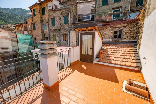 Ceriana, grande appartamento con terrazz…