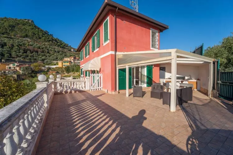 Ventimiglia, ampia villa in vendita