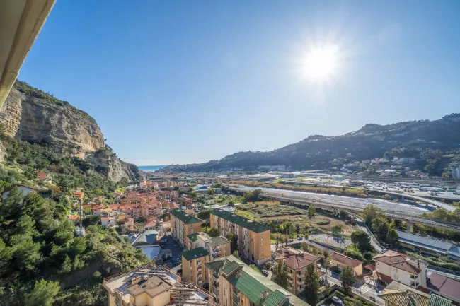 Ventimiglia, ampio appartamento in vendita - foto 1
