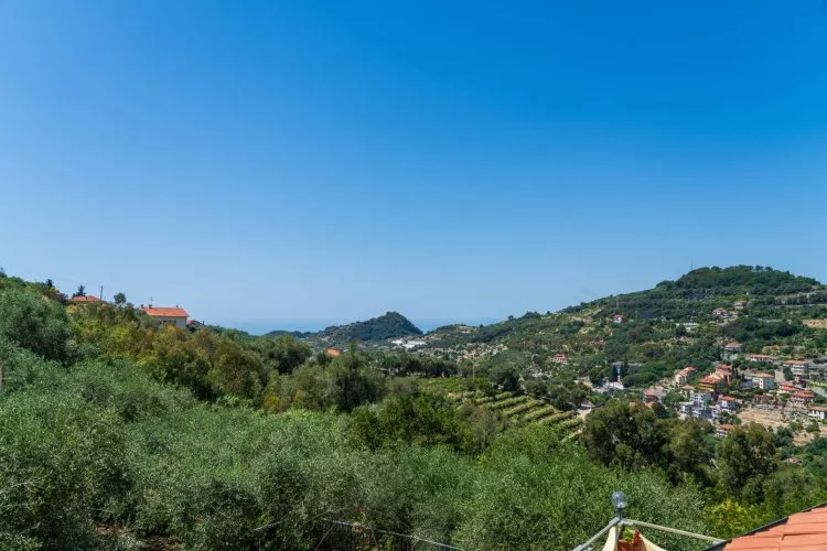Vallebona, Villa indipendente