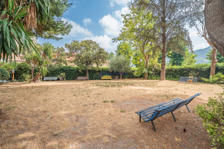 Roverino, spacious apartment with parking spaces and a basement