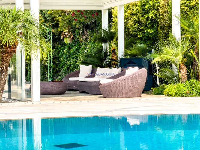 Villa con piscina e vista mare