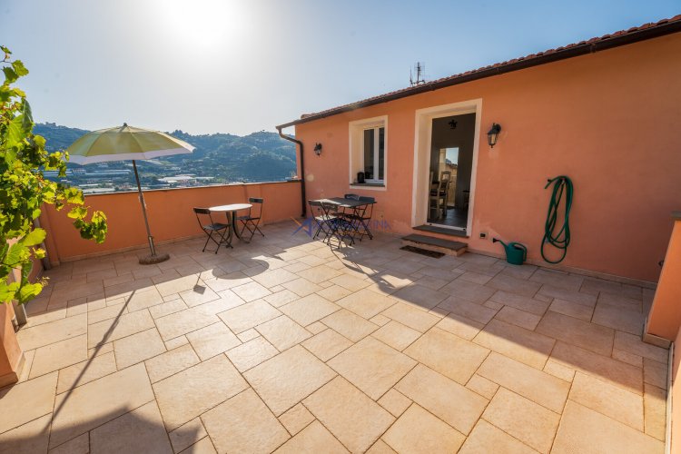 Taggia, terra cielo con terrazza vista mare