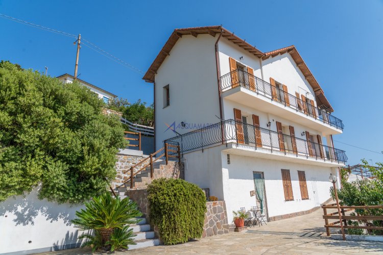 Villa bifamiliare vista mare a Sanremo