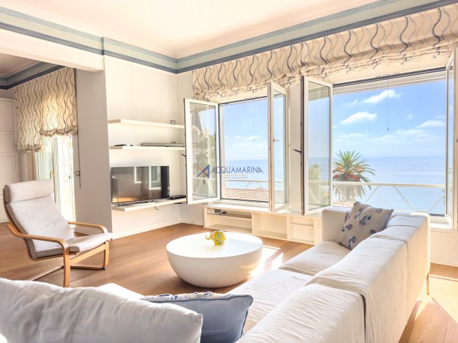 Sanremo, Elegant Apartment in the City Center with a Sea View