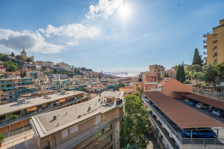 Sanremo, ampio appartamento vista mare