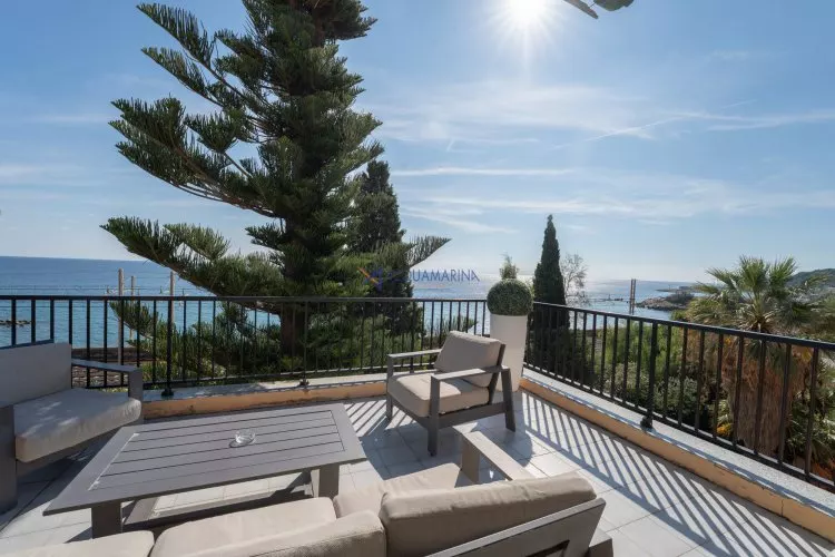 Bordighera  Hotel sul mare.