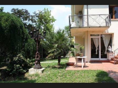 Monte San Quirico Villa In Vendita