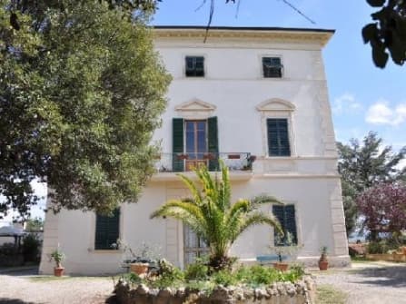 Dimora ottocentesca in posizione collinare