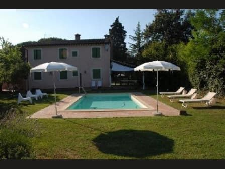 Molino a vento con casale e piscina