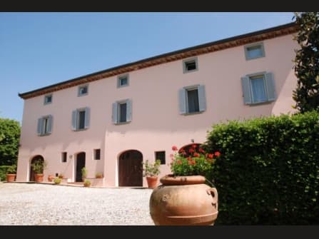 Villa storica sulla sommità di una collina