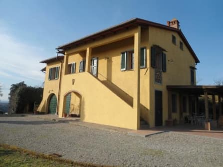 Podere con casale,fienile, terreno e piscina