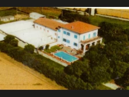 Villa, Farmhouse and several annexs with land
