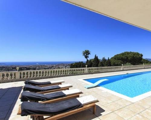 Villa vista mare in vendita a Le Cannet