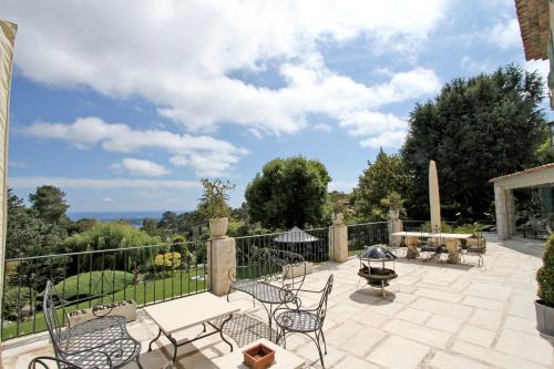Splendid villa for sale in Super Cannes