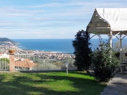 Sea view villa for sale in Diano Marina