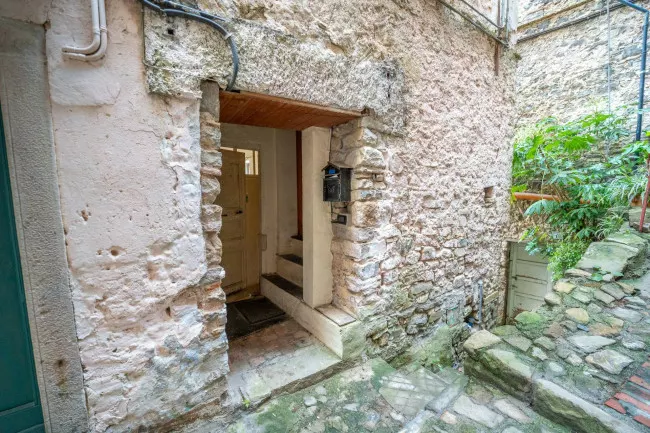 Ceriana, alloggio da ristrutturare con magazzino e terreni - foto 2