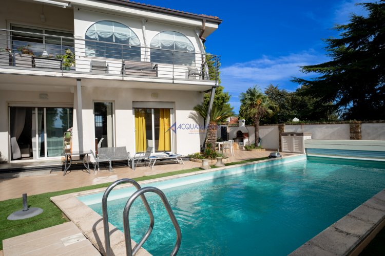 Cipressa : villa jumelée de prestige avec vue sur la mer, piscine et parc. - foto 2
