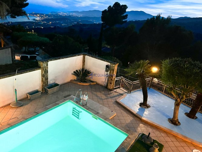 Cipressa : villa jumelée de prestige avec vue sur la mer, piscine et parc. - foto 7