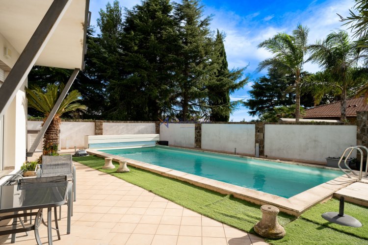 Cipressa : villa jumelée de prestige avec vue sur la mer, piscine et parc. - foto 13