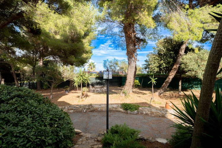 Cipressa : villa jumelée de prestige avec vue sur la mer, piscine et parc. - foto 17
